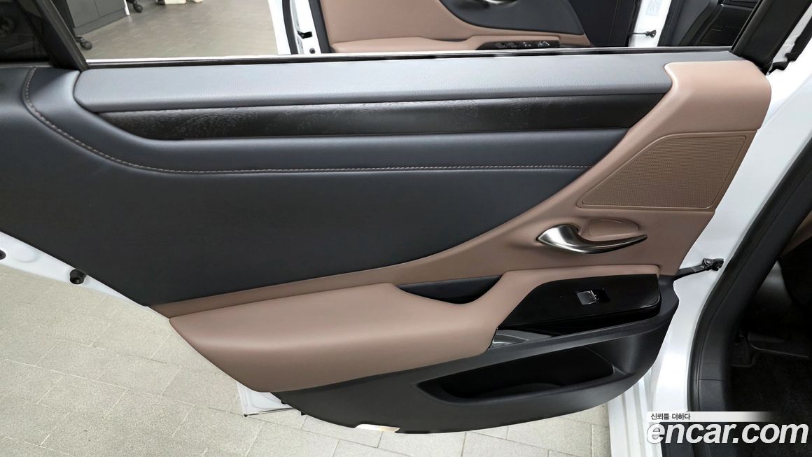 Lexus ES 2025