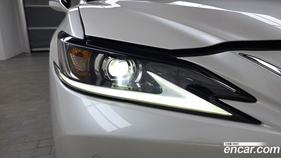 Lexus ES 2025