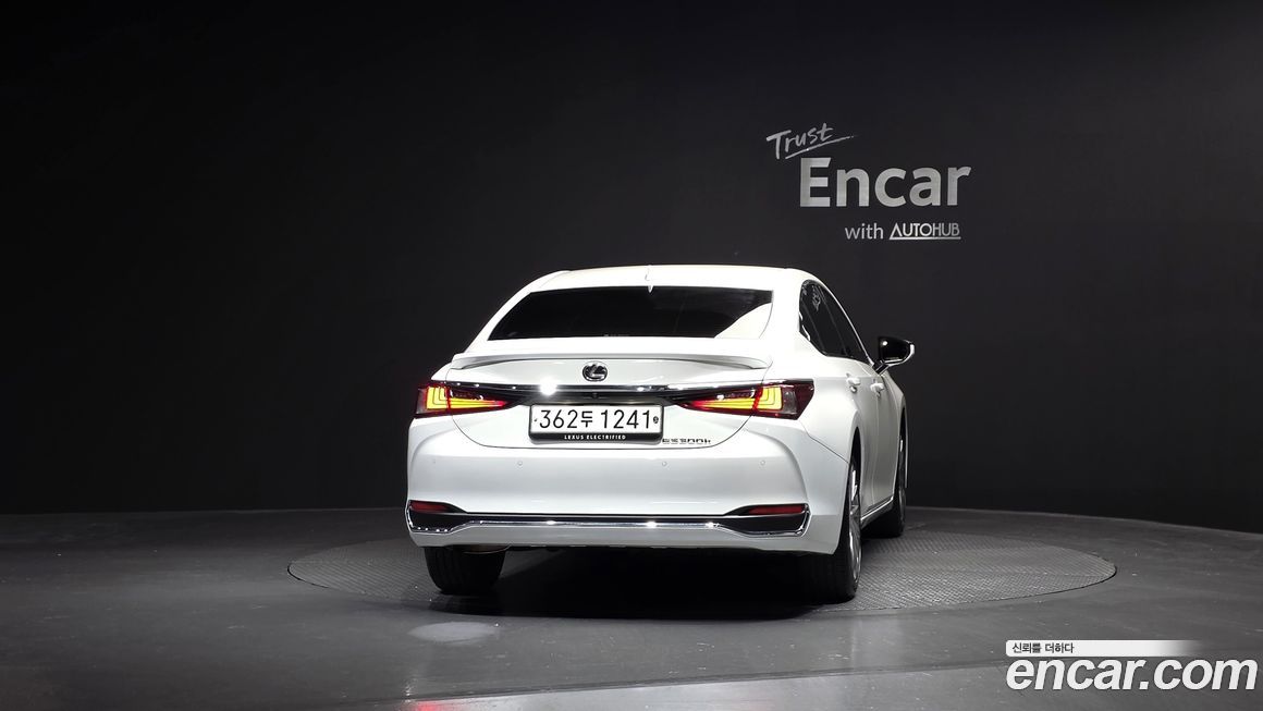 Lexus ES 2025