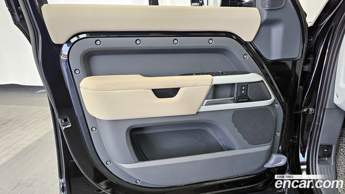 Land Rover Defender 2023