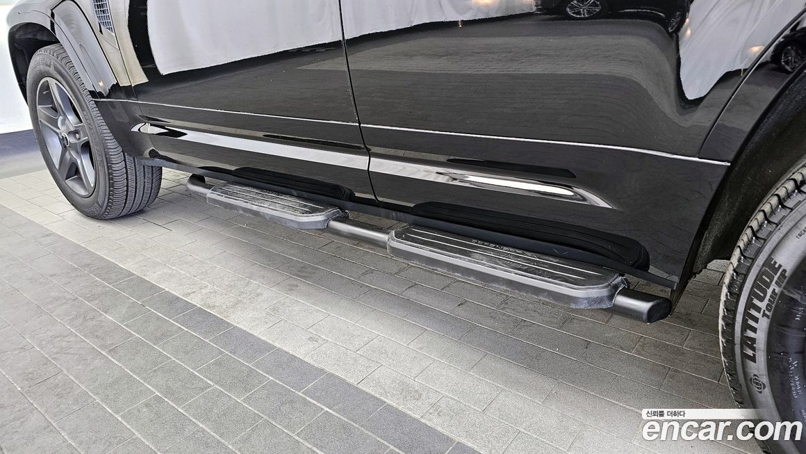 Land Rover Defender 2023