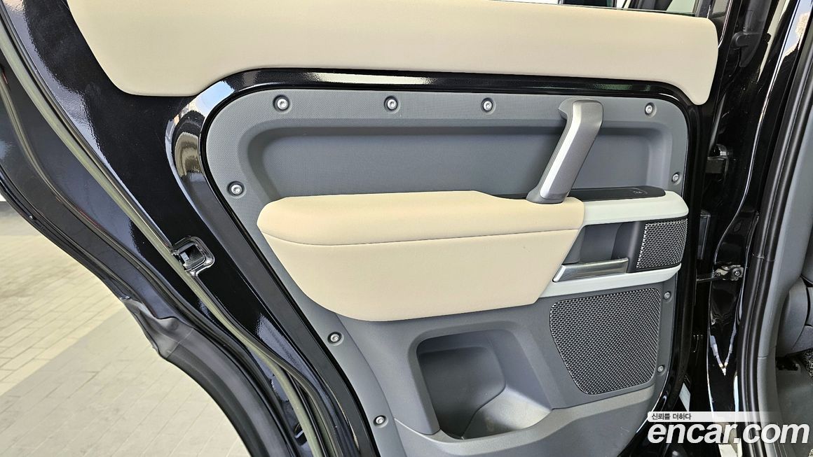Land Rover Defender 2023