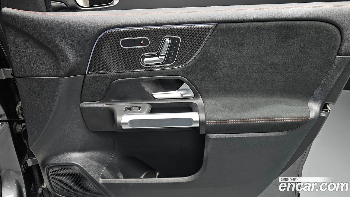 Mercedes-Benz GLB-Class 2023