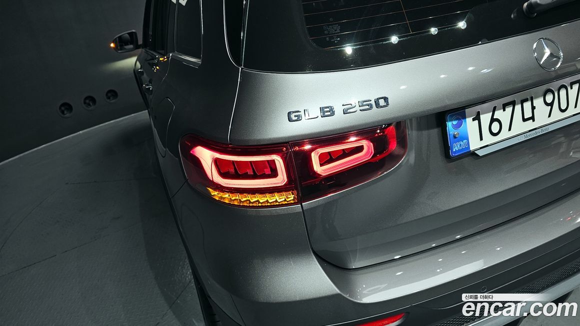 Mercedes-Benz GLB-Class 2023