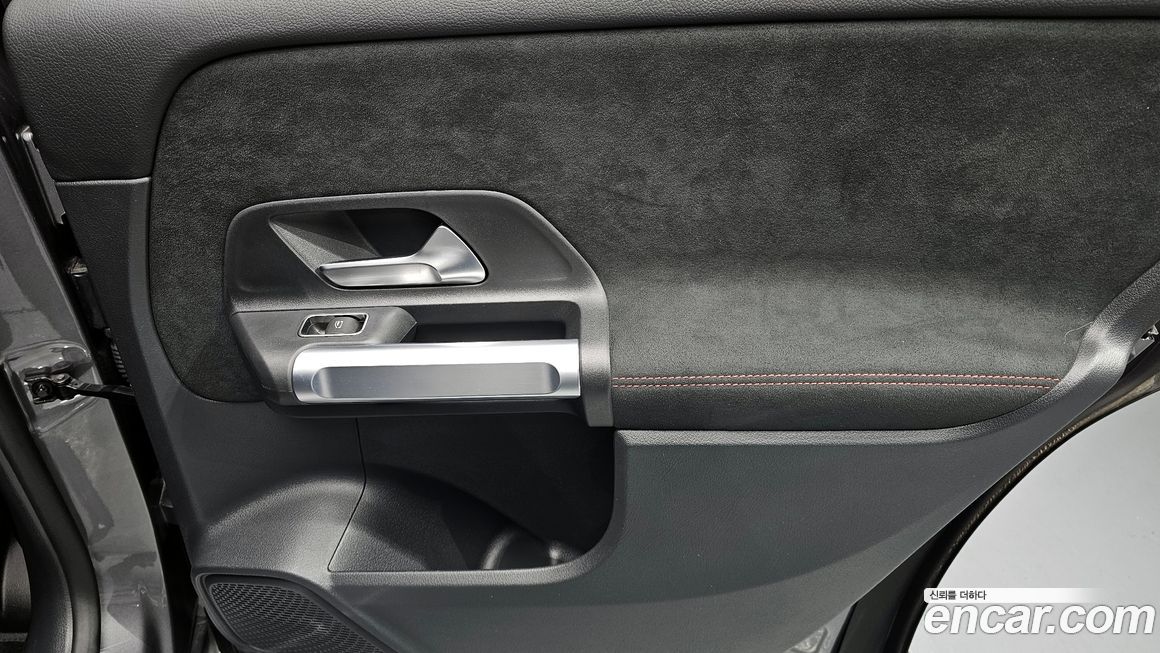 Mercedes-Benz GLB-Class 2023