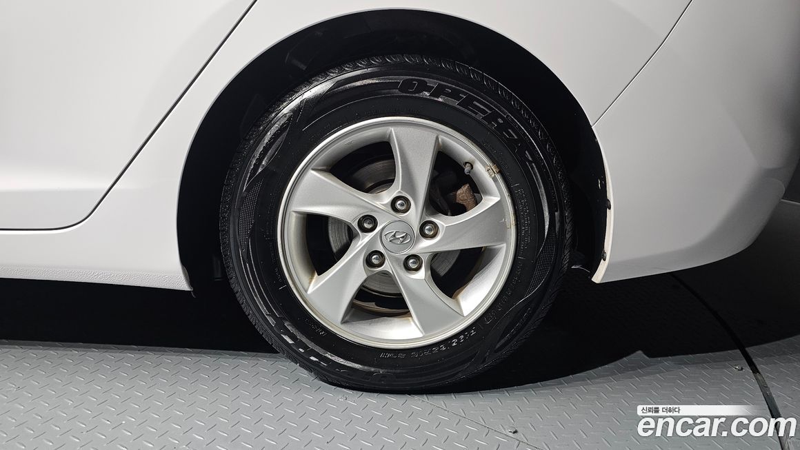 Hyundai AVANTE 2012