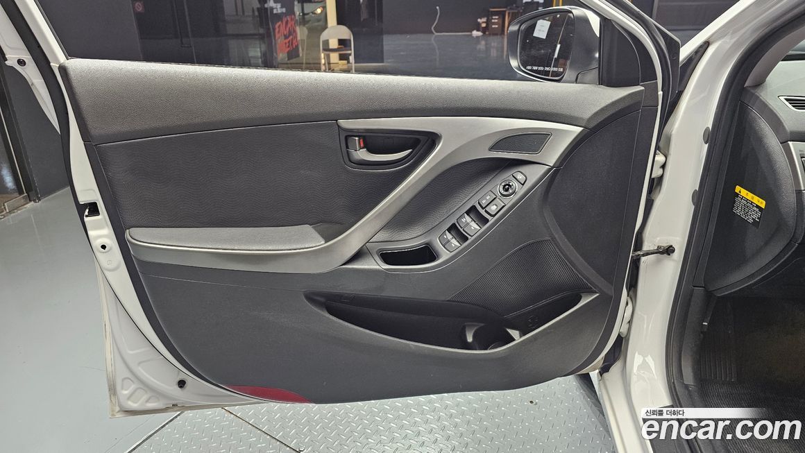 Hyundai AVANTE 2012
