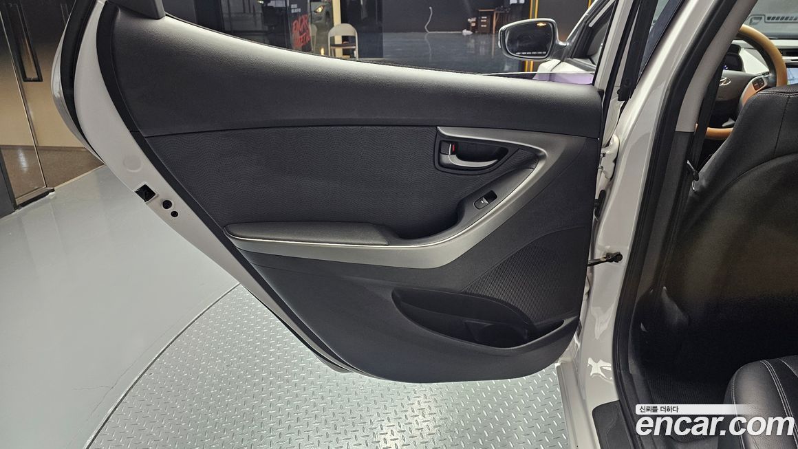 Hyundai AVANTE 2012