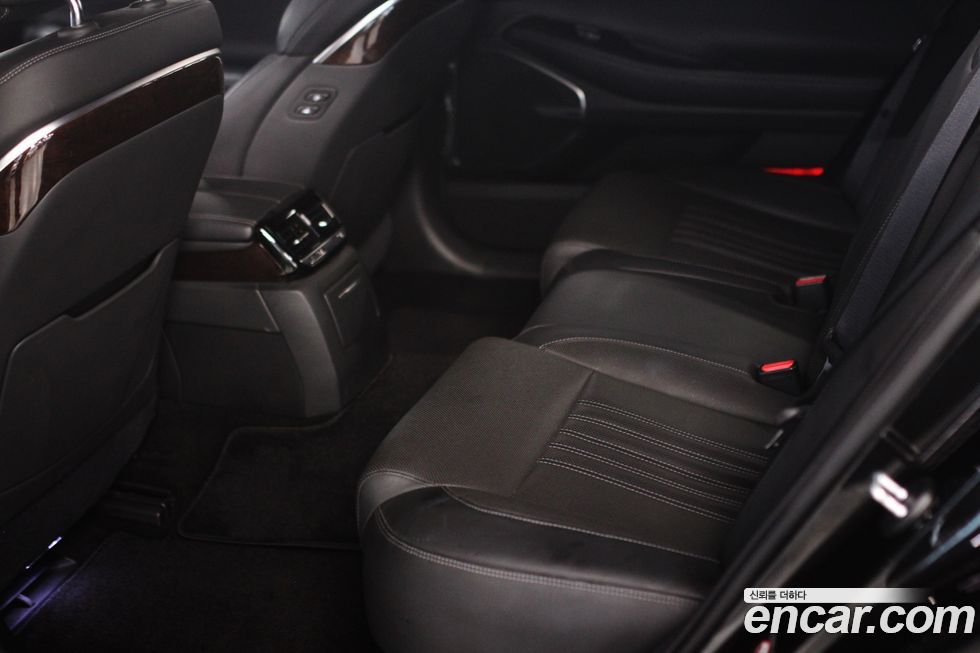 Genesis EQ900 2018