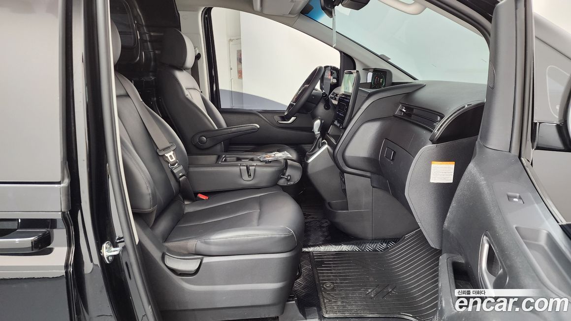 Hyundai Staria 2025