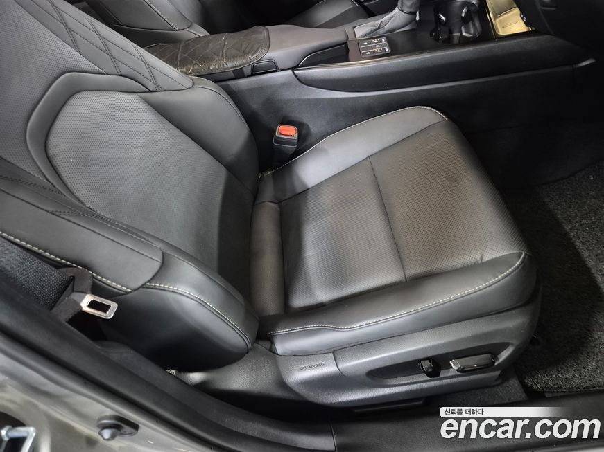 Lexus UX 2024