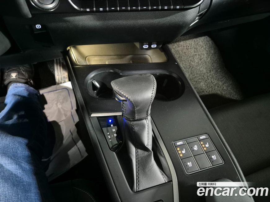 Lexus UX 2024