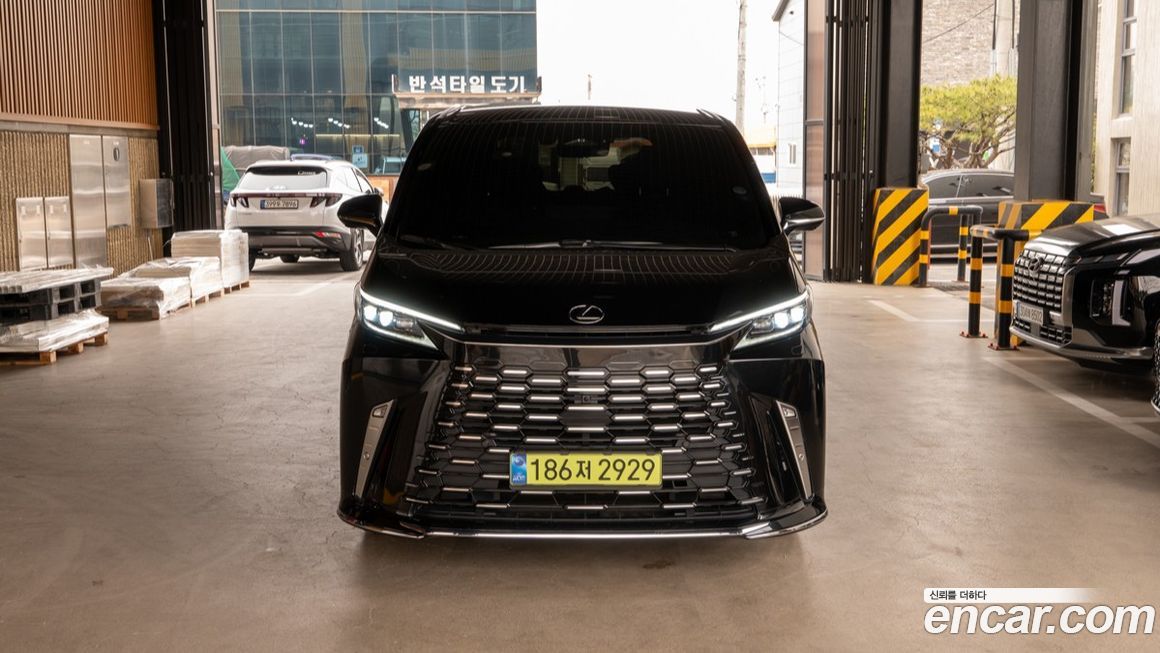Lexus LM 2025