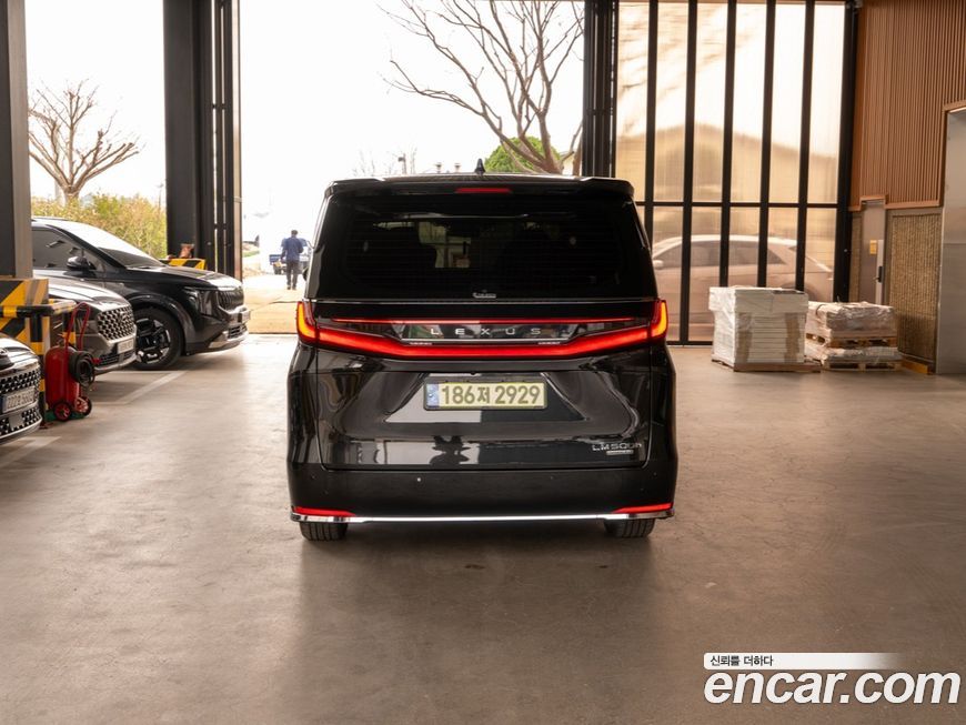 Lexus LM 2025