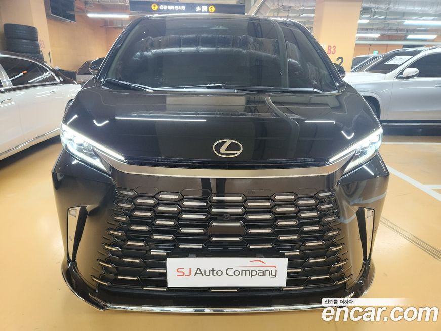 Lexus LM 2025