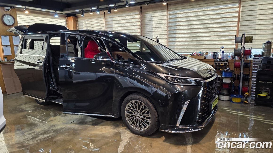 Lexus LM 2025