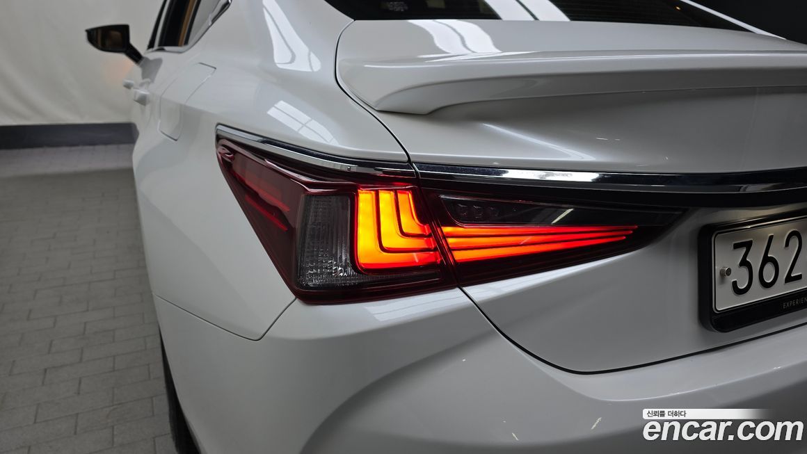 Lexus ES 2023