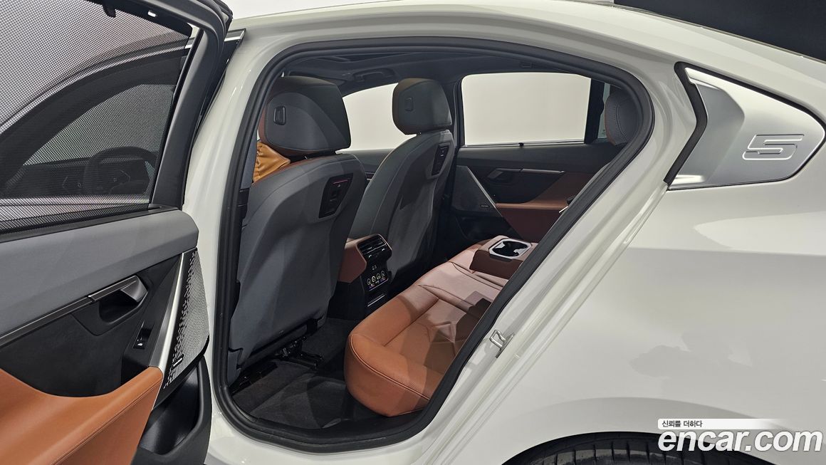 BMW 5-Series 2024