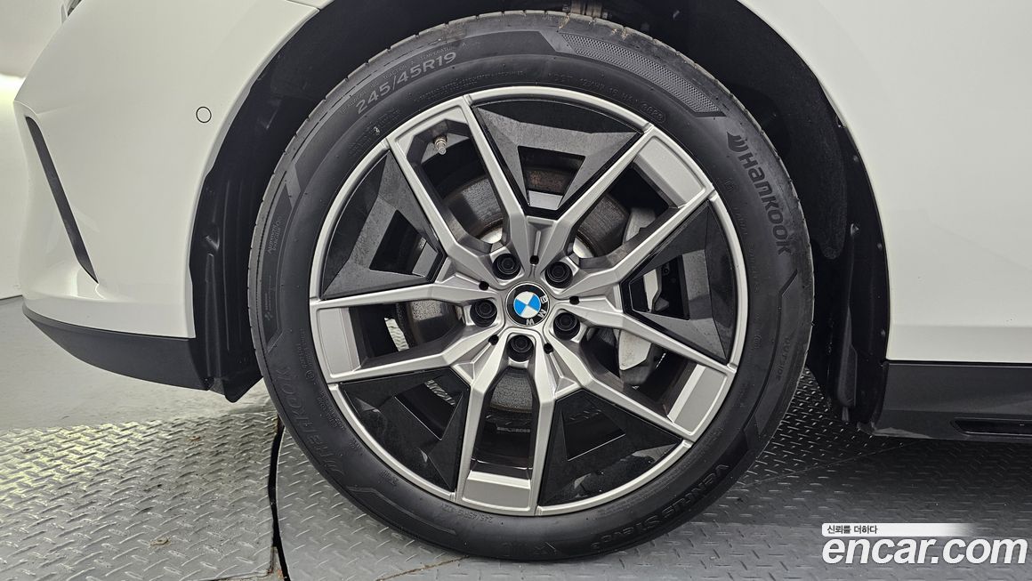 BMW 5-Series 2024