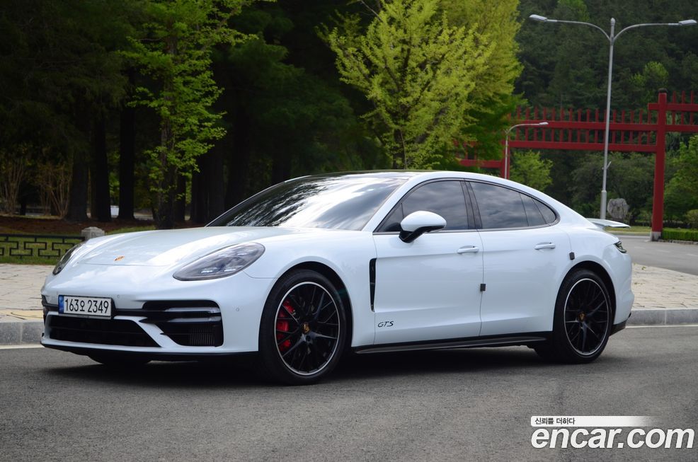 Porsche Panamera 2021