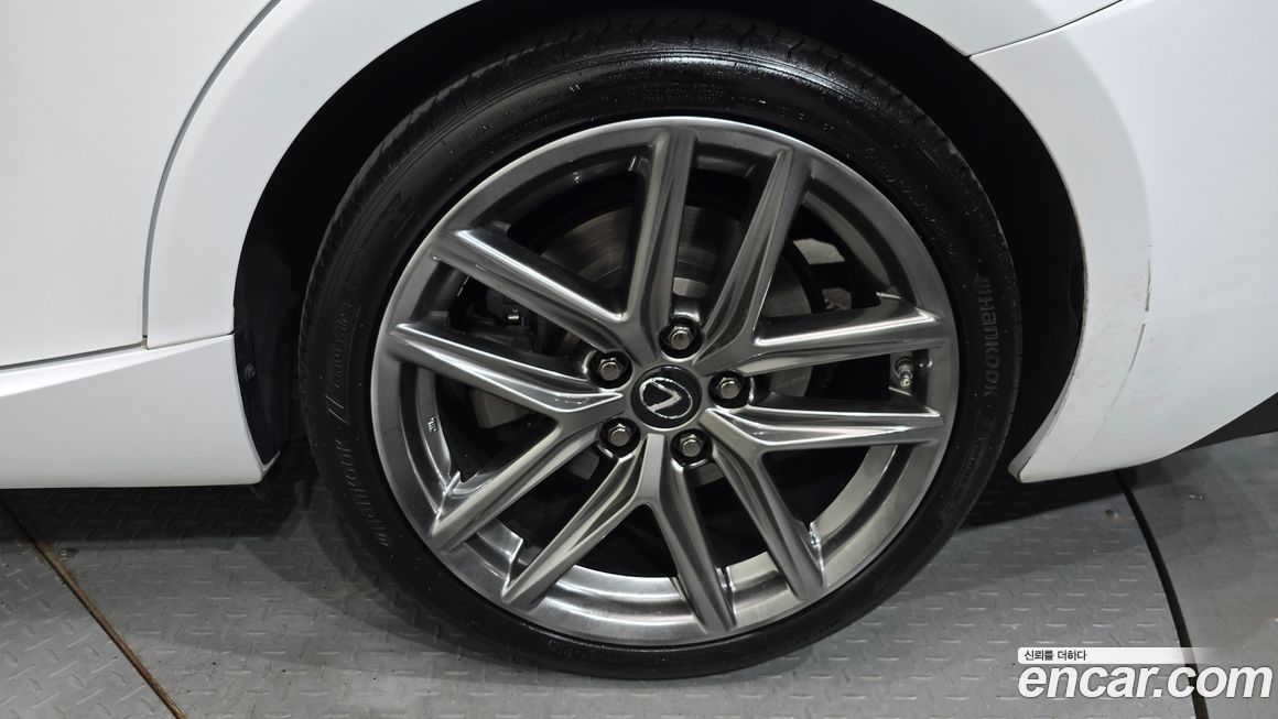 Lexus IS 2019