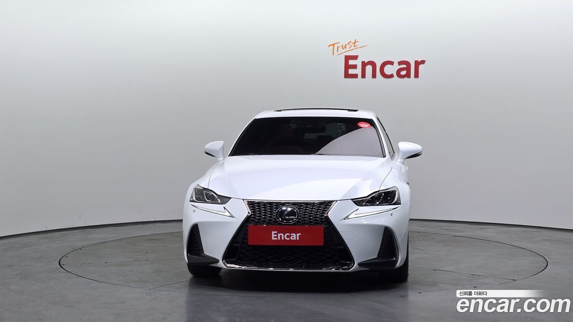 Lexus IS 2019