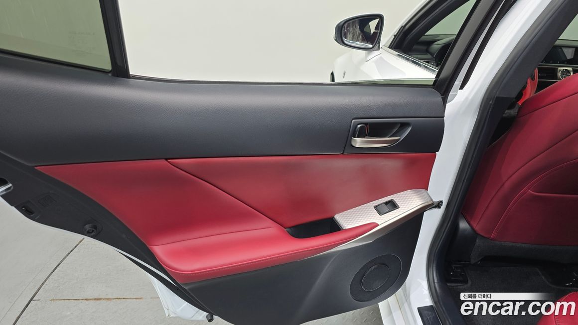 Lexus IS 2019