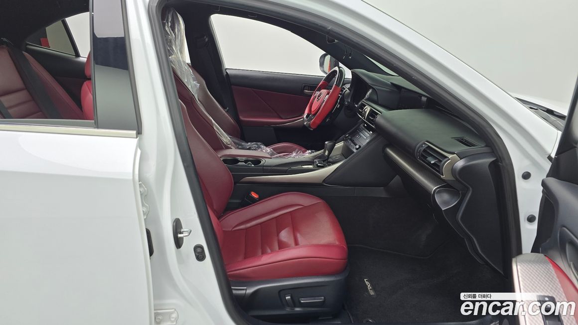 Lexus IS 2019