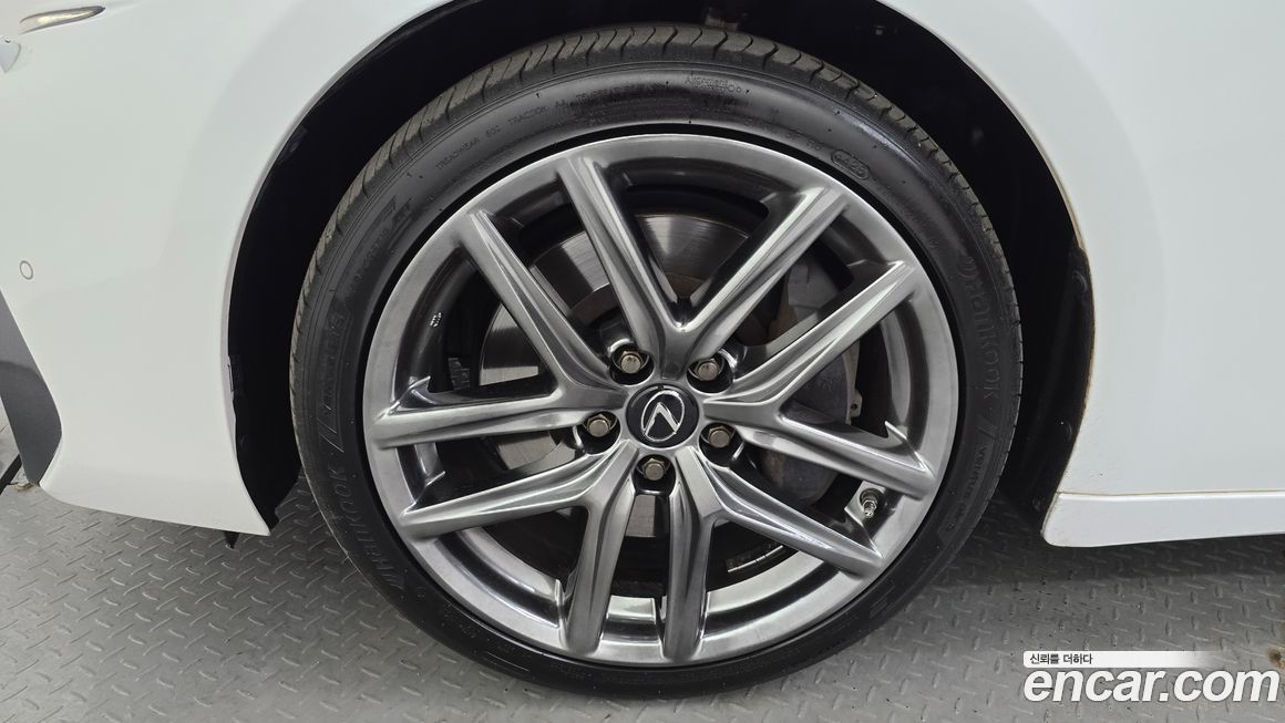 Lexus IS 2019