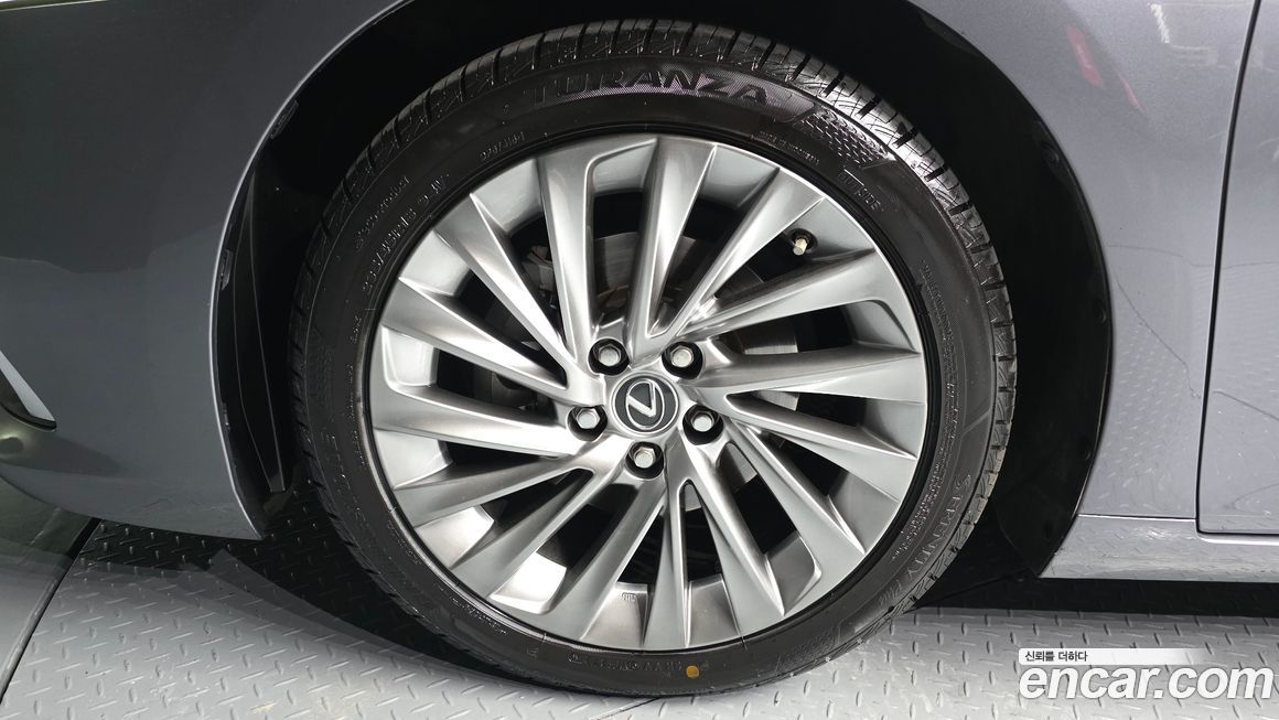Lexus ES 2019