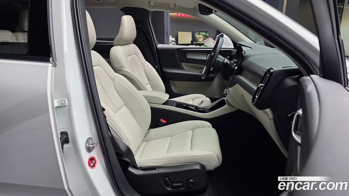 Volvo XC40 2025