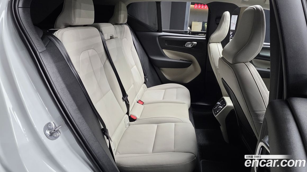 Volvo XC40 2025