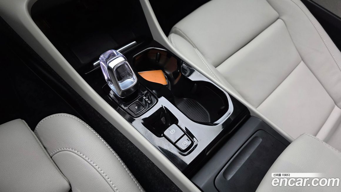 Volvo XC40 2025