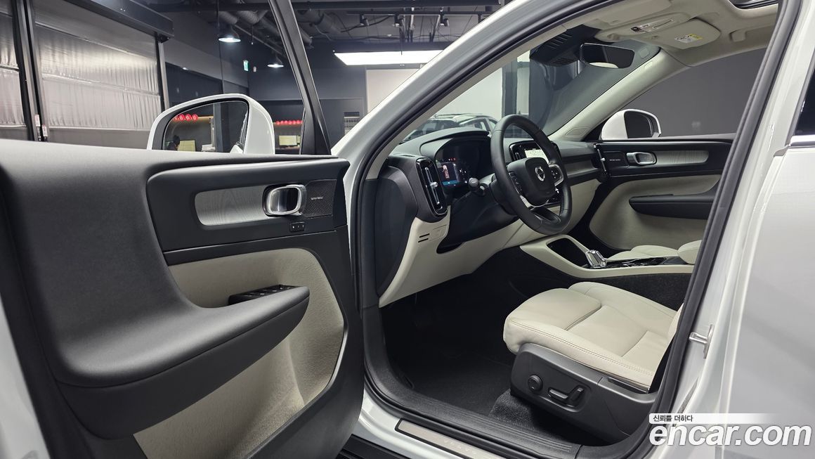 Volvo XC40 2025