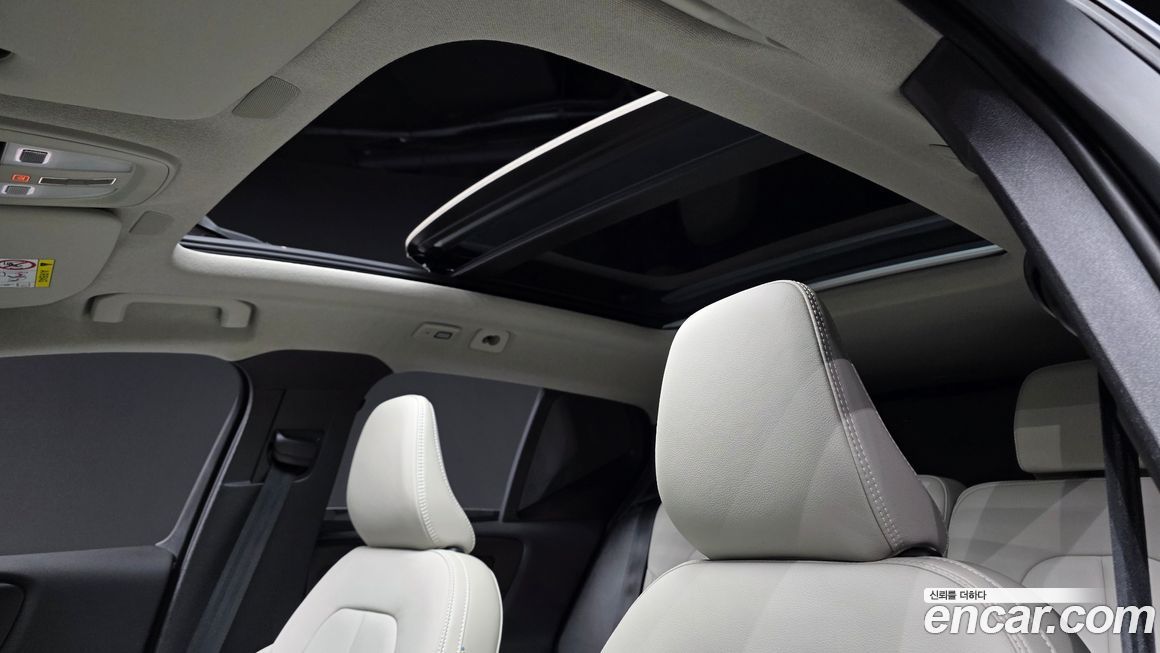 Volvo XC40 2025