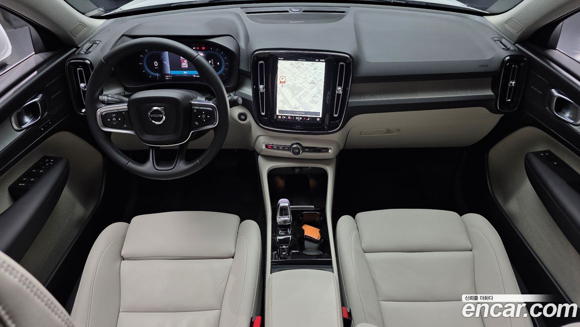 Volvo XC40 2025