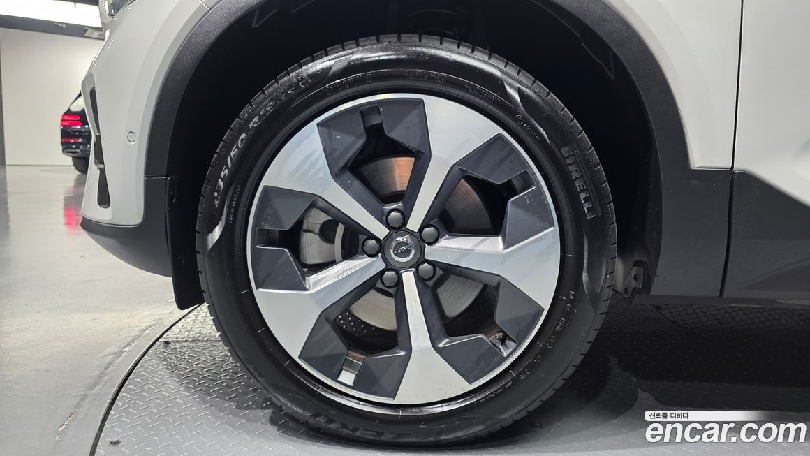 Volvo XC40 2025