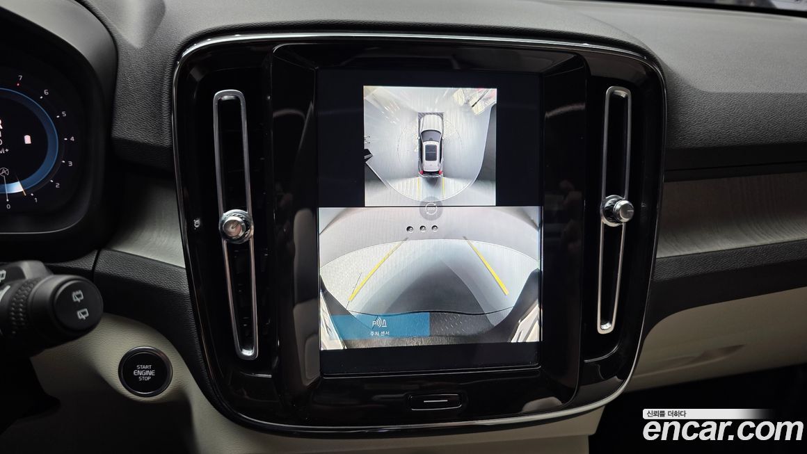 Volvo XC40 2025