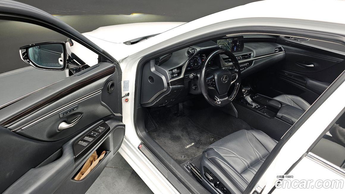 Lexus ES 2021