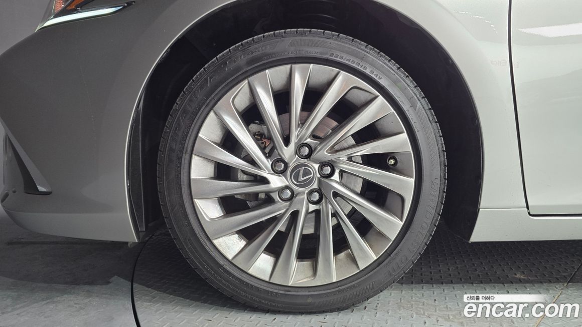 Lexus ES 2025