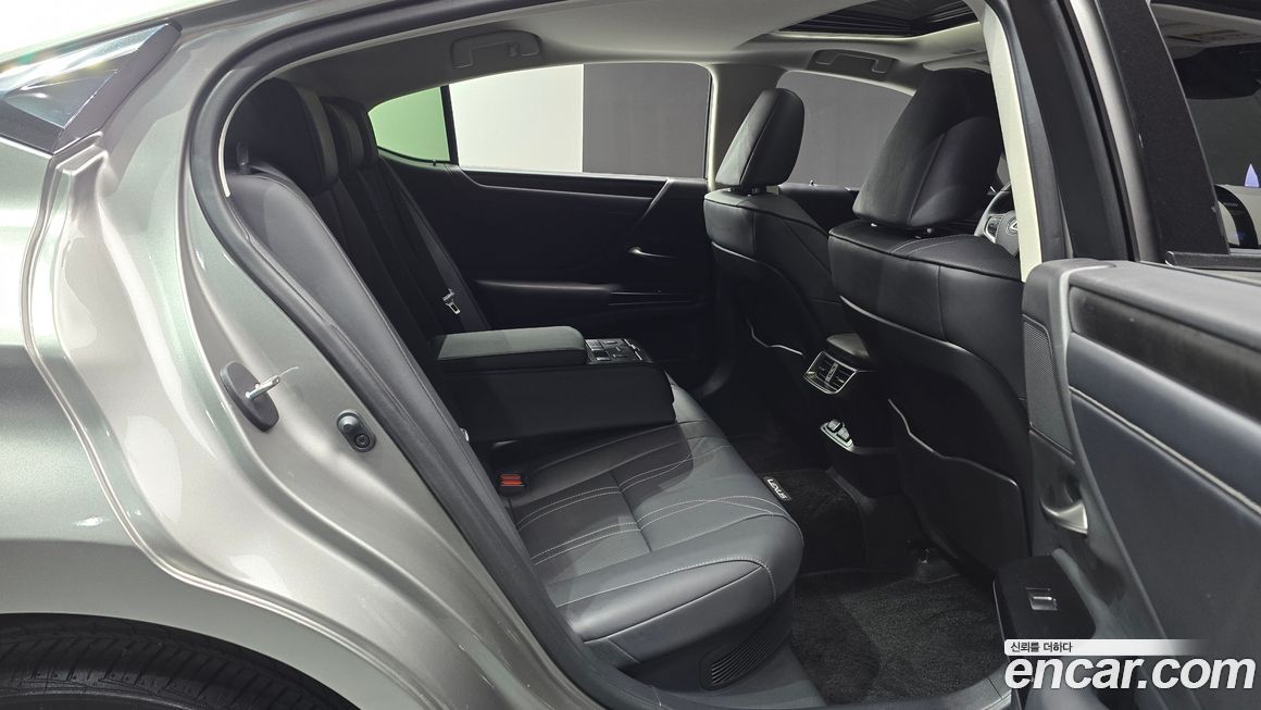 Lexus ES 2025