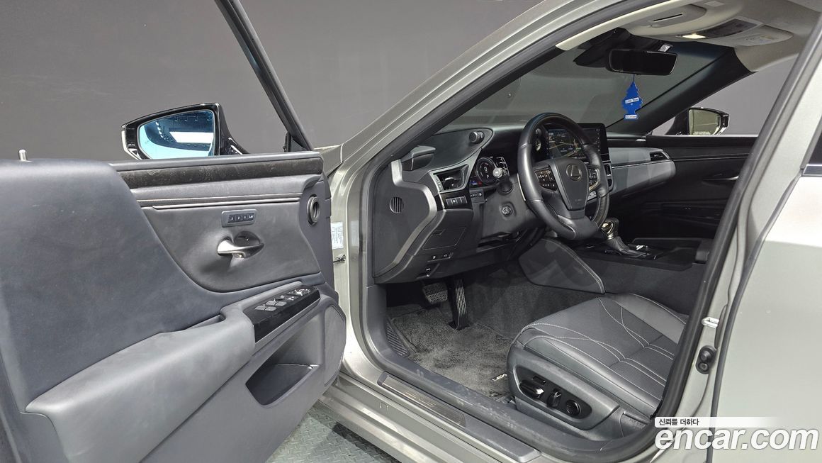 Lexus ES 2025