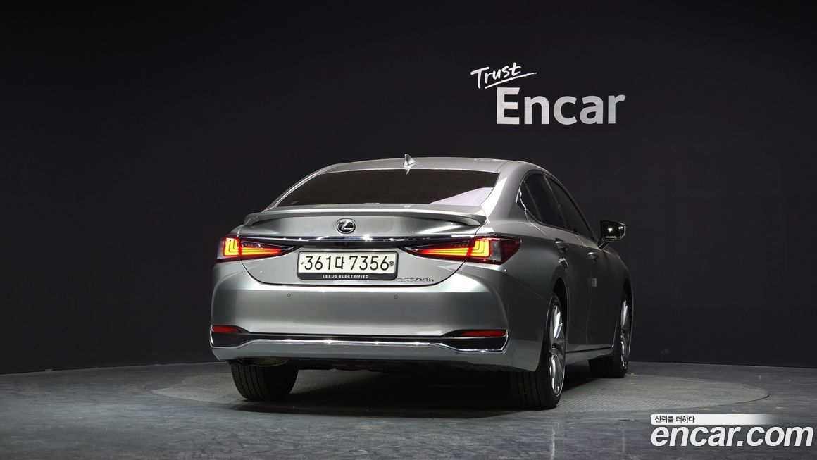 Lexus ES 2025