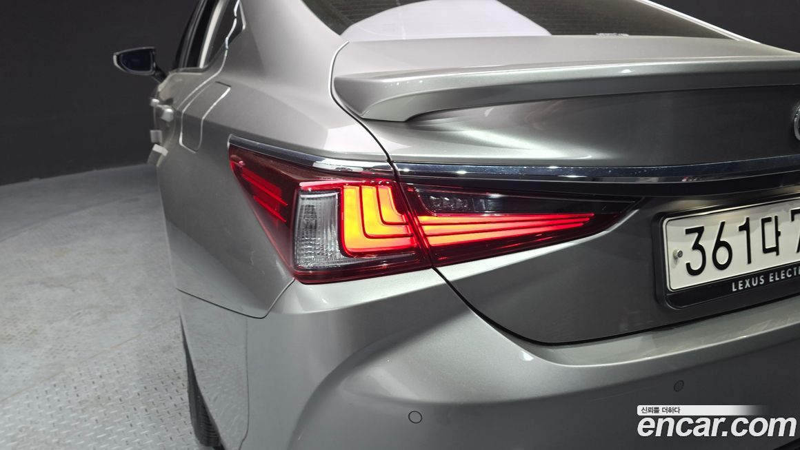 Lexus ES 2025