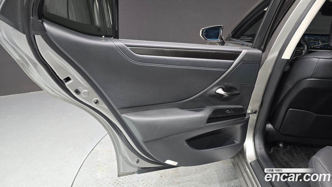 Lexus ES 2025