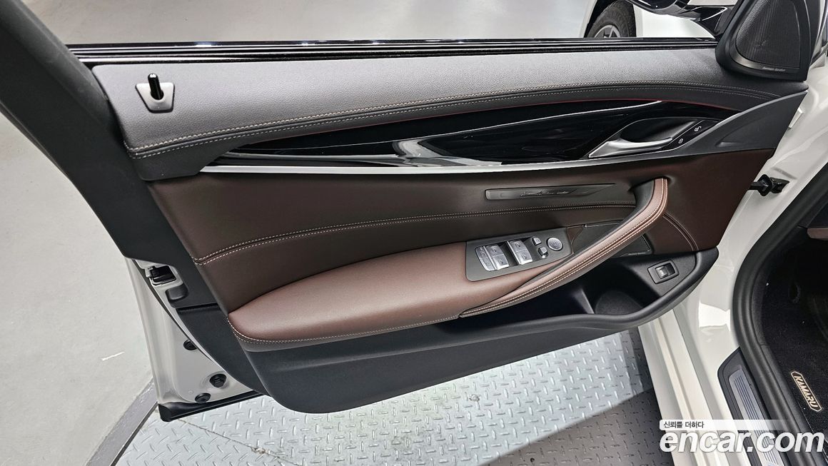 BMW 5-Series 2023