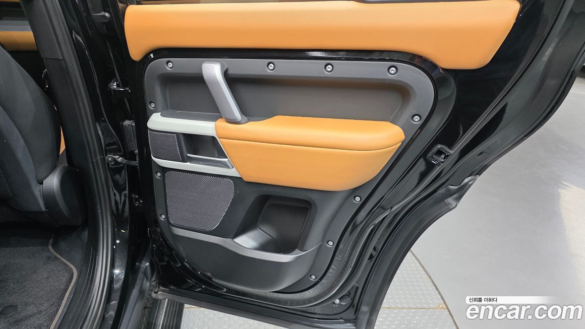 Land Rover Defender 2024