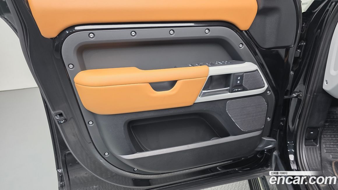 Land Rover Defender 2024