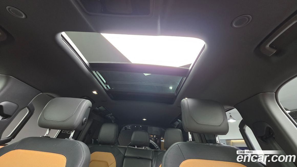 Land Rover Defender 2024