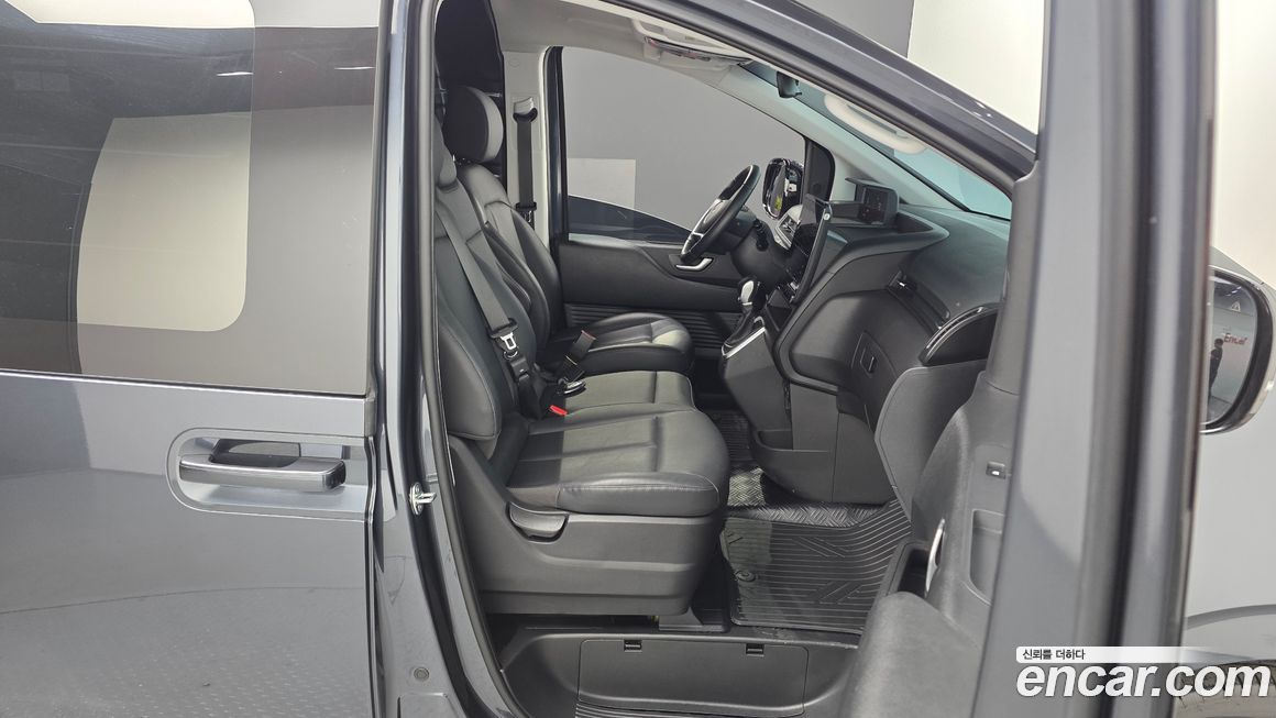 Hyundai Staria 2025